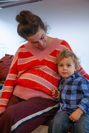 kindje in wachtkamer verloskundige